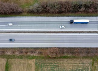 Německá logistika poroste i v roce 2027, ale jen o procento Letecký pohled na dálnici s kamionem a osobními auty