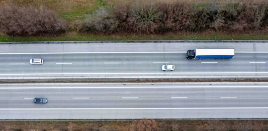 Německá logistika poroste i v roce 2027, ale jen o procento Letecký pohled na dálnici s kamionem a osobními auty