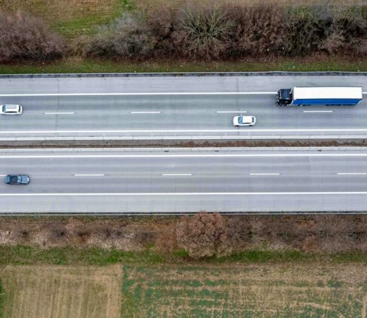 Německá logistika poroste i v roce 2027, ale jen o procento Letecký pohled na dálnici s kamionem a osobními auty