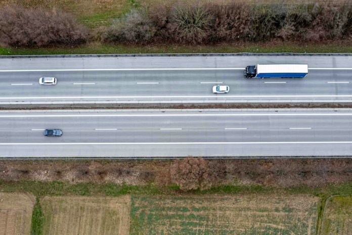 Německá logistika poroste i v roce 2027, ale jen o procento Letecký pohled na dálnici s kamionem a osobními auty