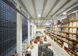 Odolnost dodavatelských řetězců se vyplácí, velké zásoby ne Velký sklad s regály plnými kartonů a automatizovaným skladem přepravek