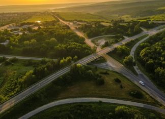 ŘSD otevřelo Palačovskou spojku a nový úsek dálnice D48 Letecký pohled na mimoúrovňovou křižovatku silnic v krajině
