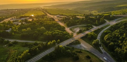 ŘSD otevřelo Palačovskou spojku a nový úsek dálnice D48 Letecký pohled na mimoúrovňovou křižovatku silnic v krajině