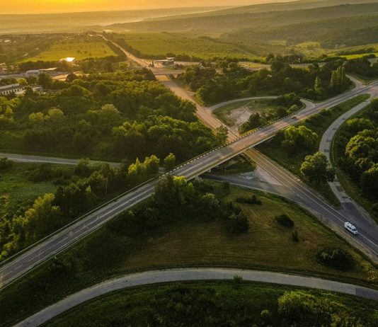 ŘSD otevřelo Palačovskou spojku a nový úsek dálnice D48 Letecký pohled na mimoúrovňovou křižovatku silnic v krajině
