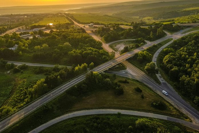 ŘSD otevřelo Palačovskou spojku a nový úsek dálnice D48 Letecký pohled na mimoúrovňovou křižovatku silnic v krajině