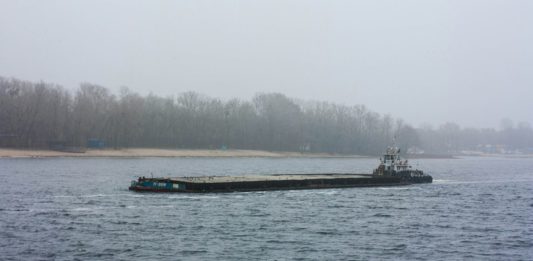 Plavební stupeň Děčín vstoupil do procesu posuzování vlivů EIA Nákladní člun s tlačným remorkérem na řece