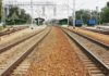 Správa železnic hledá projektanta nového hlavního nádraží v Brně Železniční koleje vedoucí do stanice s nástupišti a nákladními vozy