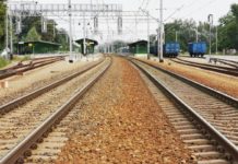 Správa železnic hledá projektanta nového hlavního nádraží v Brně Železniční koleje vedoucí do stanice s nástupišti a nákladními vozy