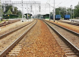 Správa železnic hledá projektanta nového hlavního nádraží v Brně Železniční koleje vedoucí do stanice s nástupišti a nákladními vozy