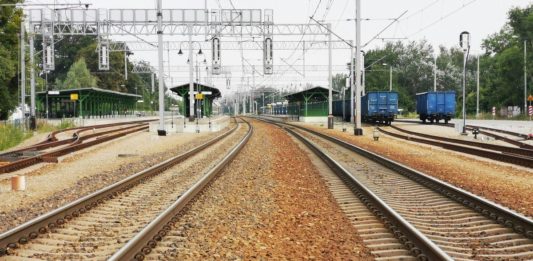 Správa železnic hledá projektanta nového hlavního nádraží v Brně Železniční koleje vedoucí do stanice s nástupišti a nákladními vozy