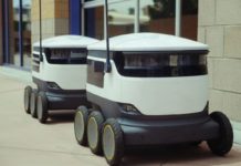Téměř polovina profesionálních robotů míří do logistiky Dva autonomní doručovací roboti stojí na chodníku u budovy
