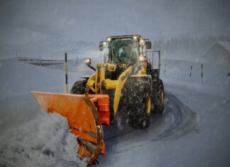 ŘSD má na zimu 55 000 tun soli, poprvé nasadí chytré sypače Pluh odklízí sníh ze zasněžené silnice