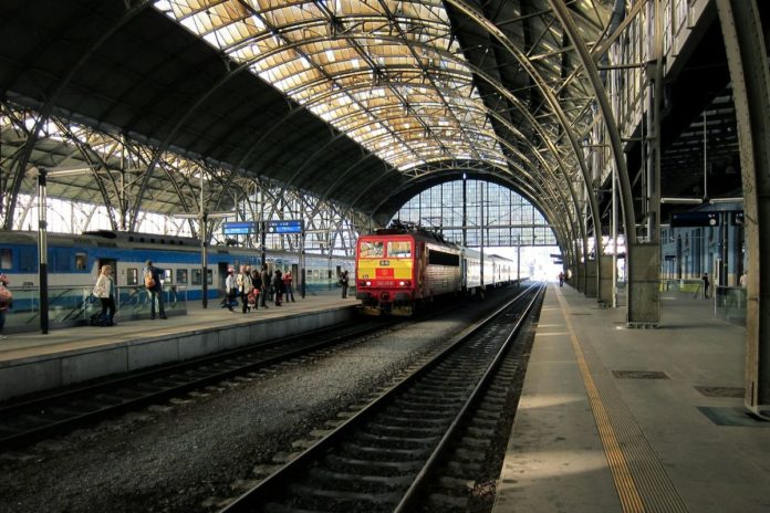 Vlak u nástupiště pražského nádraží pod zastřešením