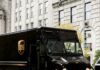 UPS zvedá celoroční výhled, tržby ve třetím čtvrtletí rostly o 6,7 % Hnědý doručovací vůz UPS v ulici města