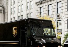 UPS zvedá celoroční výhled, tržby ve třetím čtvrtletí rostly o 6,7 % Hnědý doručovací vůz UPS v ulici města