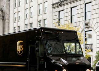 UPS zvedá celoroční výhled, tržby ve třetím čtvrtletí rostly o 6,7 % Hnědý doručovací vůz UPS v ulici města