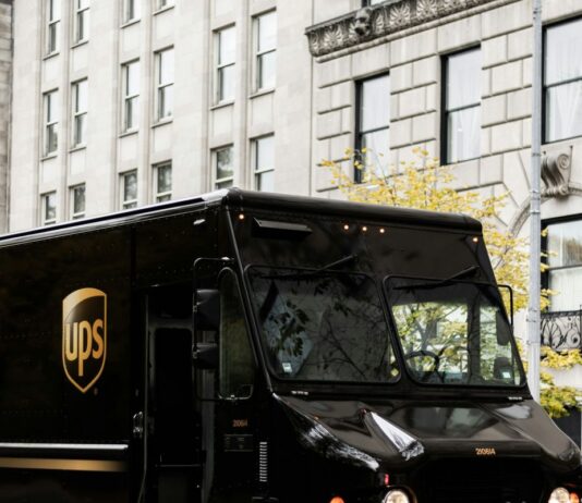 UPS zvedá celoroční výhled, tržby ve třetím čtvrtletí rostly o 6,7 % Hnědý doručovací vůz UPS v ulici města