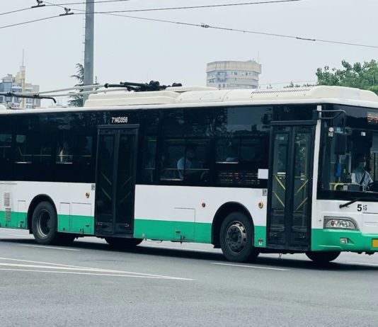 Brno chystá za 800 milionů modernizaci trolejbusové vozovny Komín Trolejbus městské hromadné dopravy na ulici