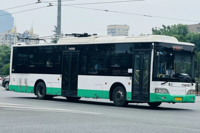 Brněnský dopravní podnik vypsal tendr na modernizaci vozovny Komín Trolejbus městské hromadné dopravy na ulici
