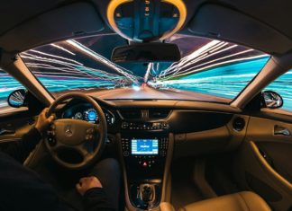 VŠB-TUO otevřela centrum s polygonem pro testování autonomních vozidel Pohled z kabiny řidiče na silnici v noci se světelnými stopami