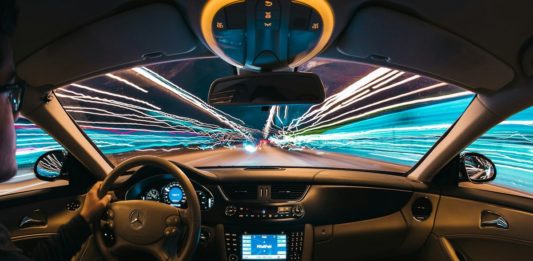 VŠB-TUO otevřela centrum s polygonem pro testování autonomních vozidel Pohled z kabiny řidiče na silnici v noci se světelnými stopami