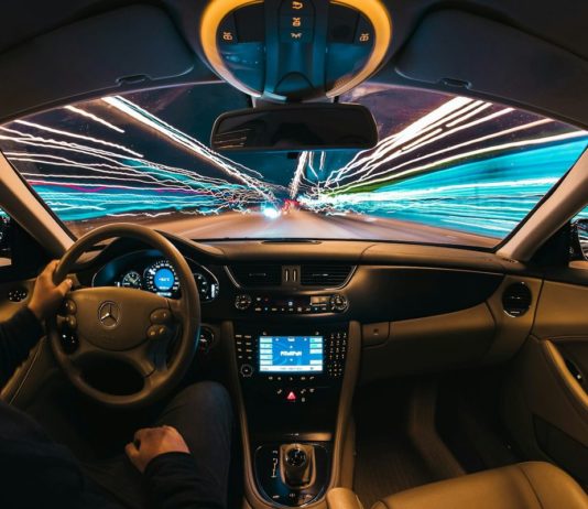 VŠB-TUO otevřela centrum s polygonem pro testování autonomních vozidel Pohled z kabiny řidiče na silnici v noci se světelnými stopami