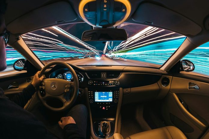 VŠB-TUO otevřela centrum s polygonem pro testování autonomních vozidel Pohled z kabiny řidiče na silnici v noci se světelnými stopami